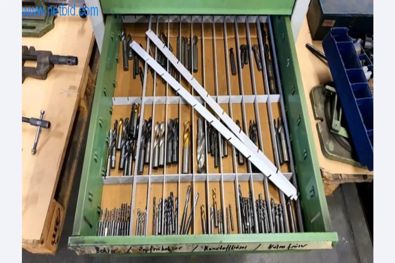 Wyposażenie operacyjne i biurowe firmy zajmującej się konstrukcjami metalowymi-5