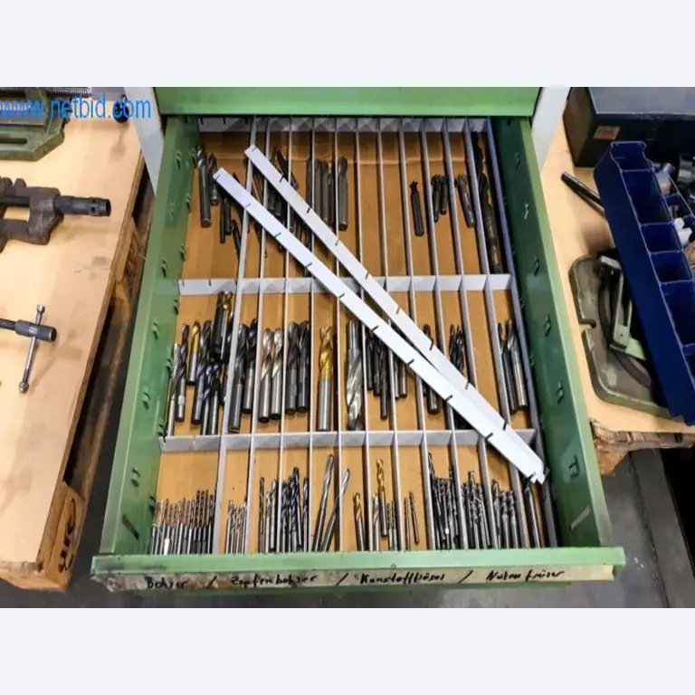 Wyposażenie operacyjne i biurowe firmy zajmującej się konstrukcjami metalowymi-5