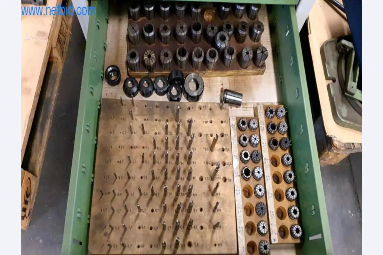 Wyposażenie operacyjne i biurowe firmy zajmującej się konstrukcjami metalowymi-6