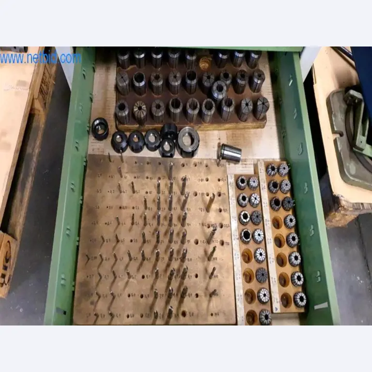 Wyposażenie operacyjne i biurowe firmy zajmującej się konstrukcjami metalowymi-6