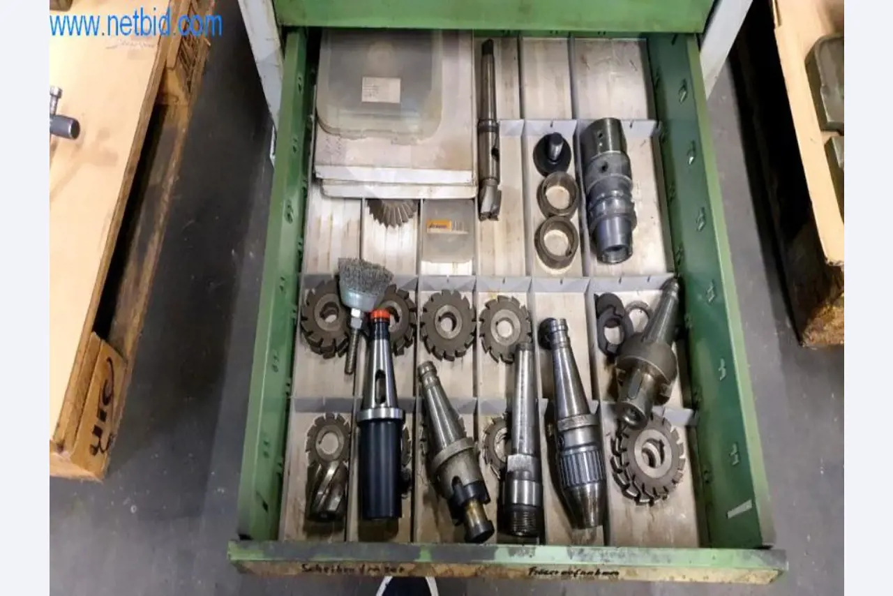 Wyposażenie operacyjne i biurowe firmy zajmującej się konstrukcjami metalowymi-7