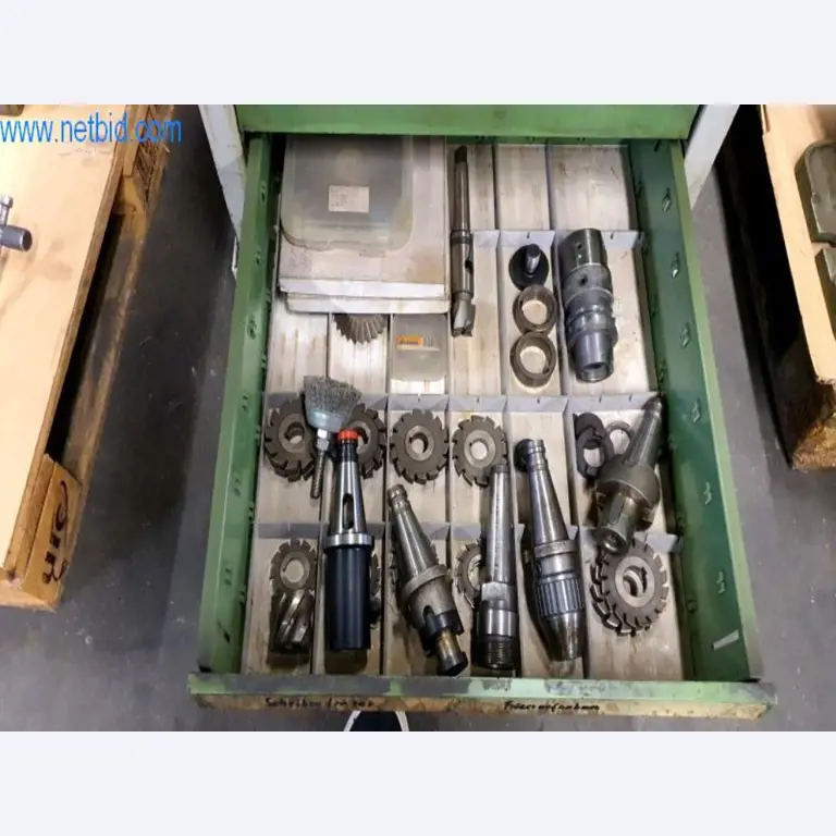 Wyposażenie operacyjne i biurowe firmy zajmującej się konstrukcjami metalowymi-7