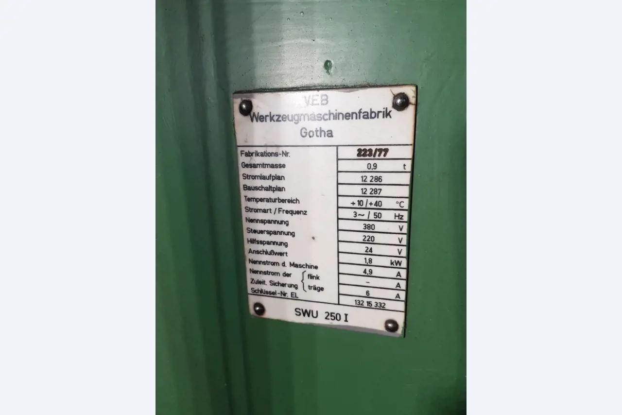 Dobře udržované vybavení dílny, různé brousicí a brusné stroje-2