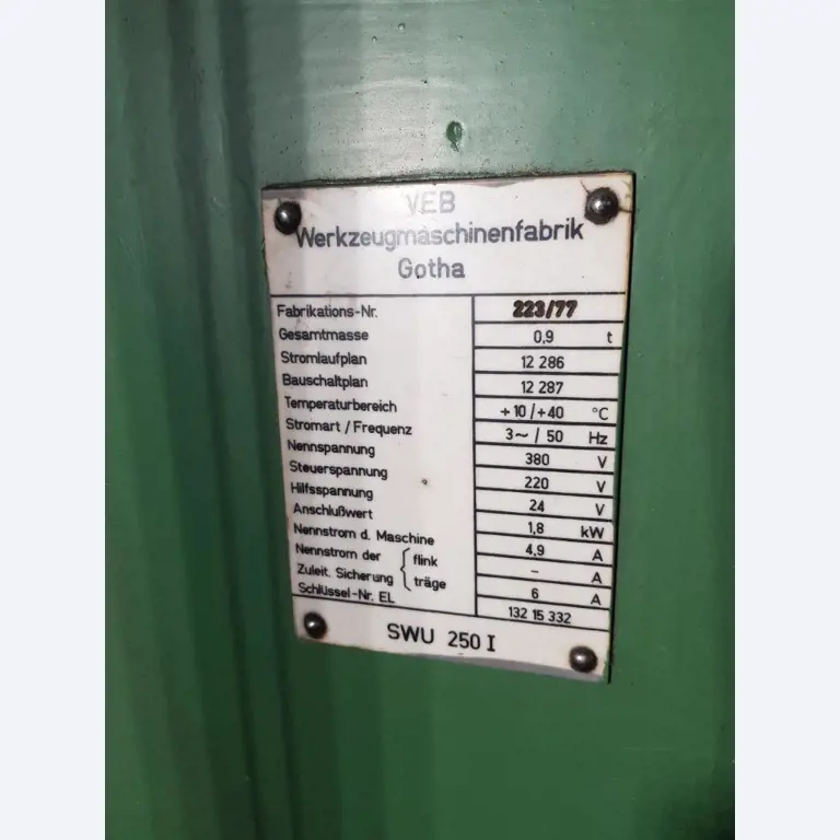 Dobře udržované vybavení dílny, různé brousicí a brusné stroje-2