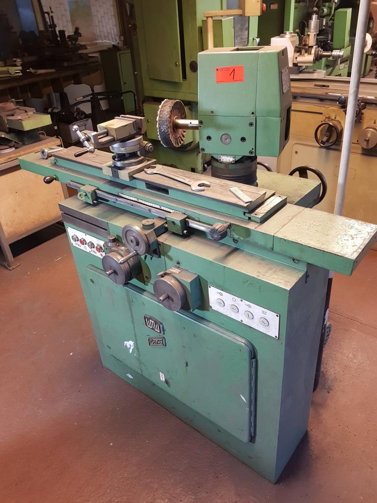 Equipement d'atelier bien entretenu, div. machines à affûter et à meuler-1