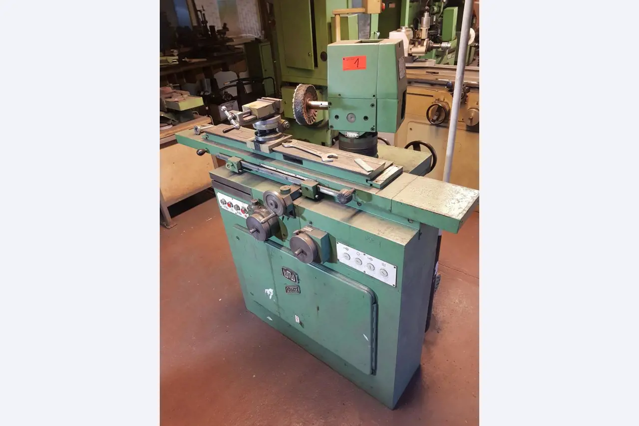 Dobře udržované vybavení dílny, různé brousicí a brusné stroje-1