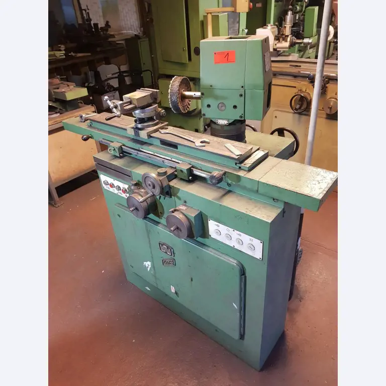 Dobře udržované vybavení dílny, různé brousicí a brusné stroje-1