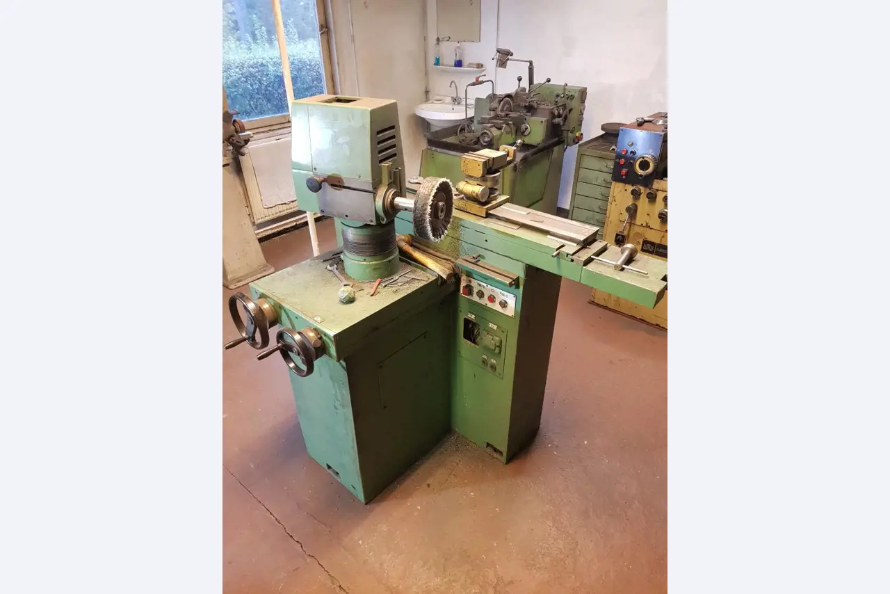 Dobře udržované vybavení dílny, různé brousicí a brusné stroje-3