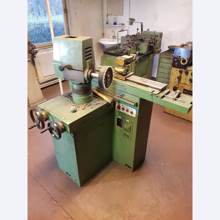 Dobře udržované vybavení dílny, různé brousicí a brusné stroje-3