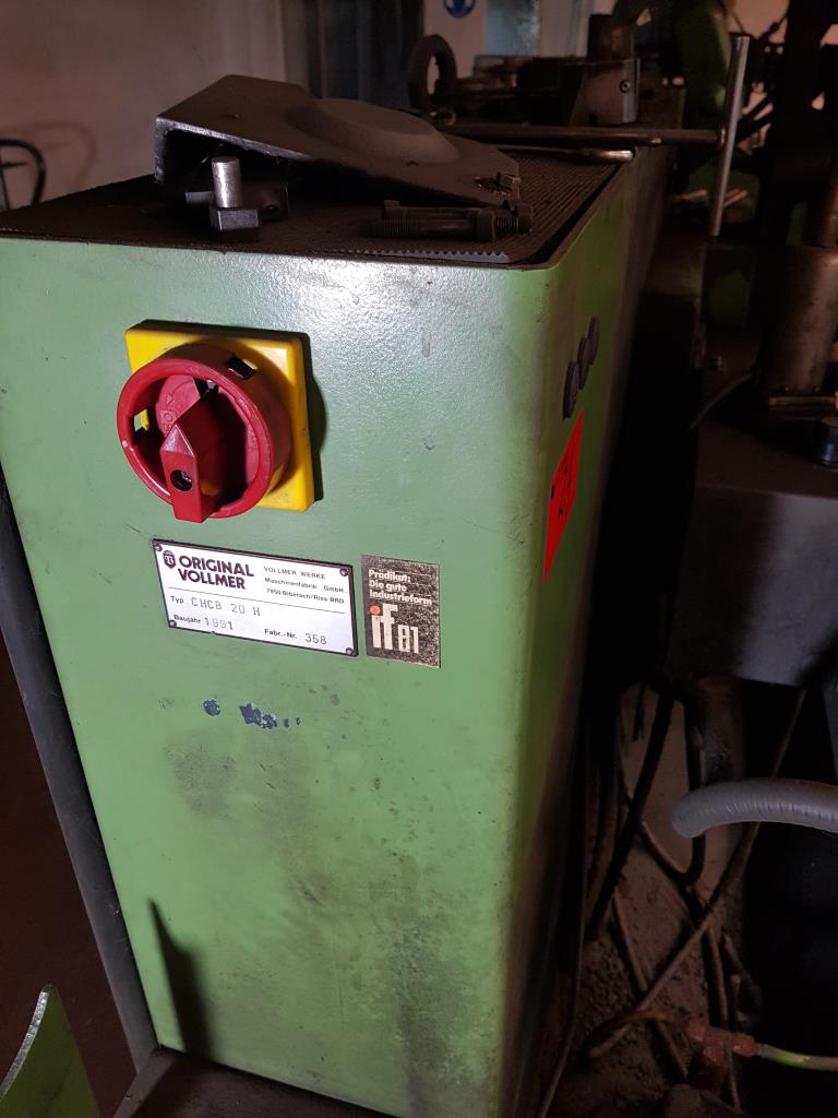 Dobře udržované vybavení dílny, různé brousicí a brusné stroje-2