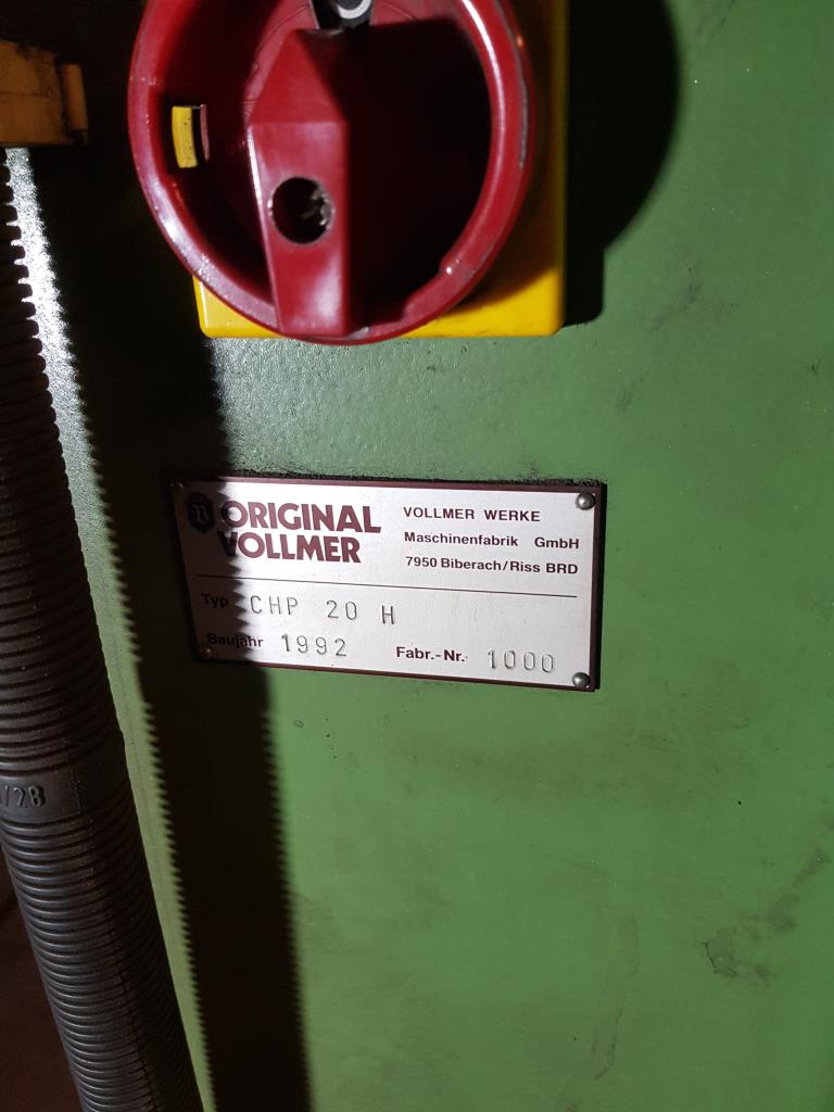 Dobře udržované vybavení dílny, různé brousicí a brusné stroje-2