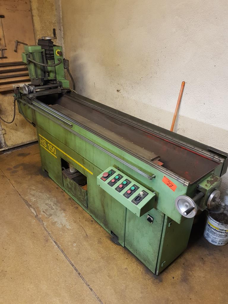 Dobře udržované vybavení dílny, různé brousicí a brusné stroje-1