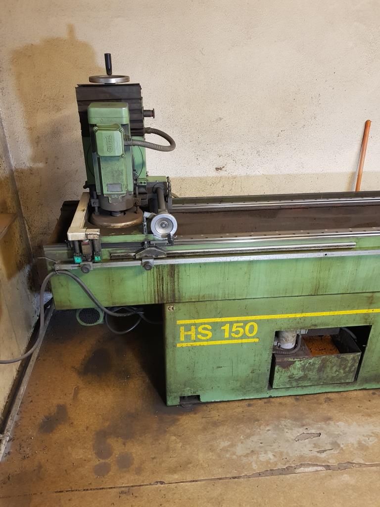 Dobře udržované vybavení dílny, různé brousicí a brusné stroje-2