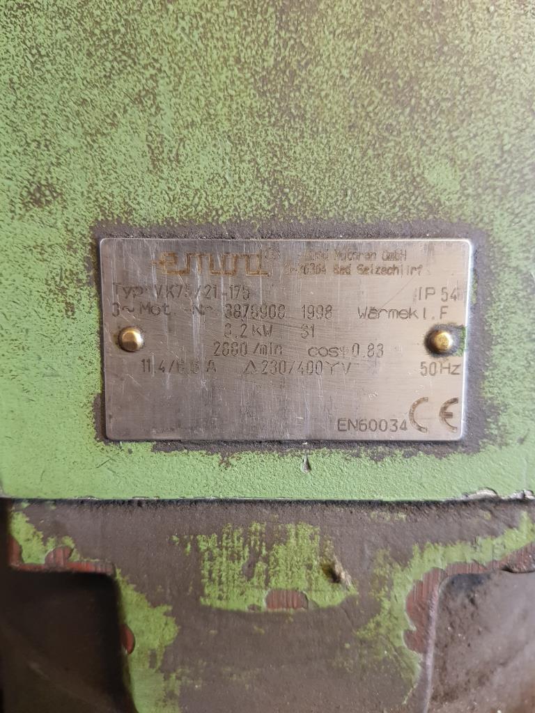 Dobře udržované vybavení dílny, různé brousicí a brusné stroje-3