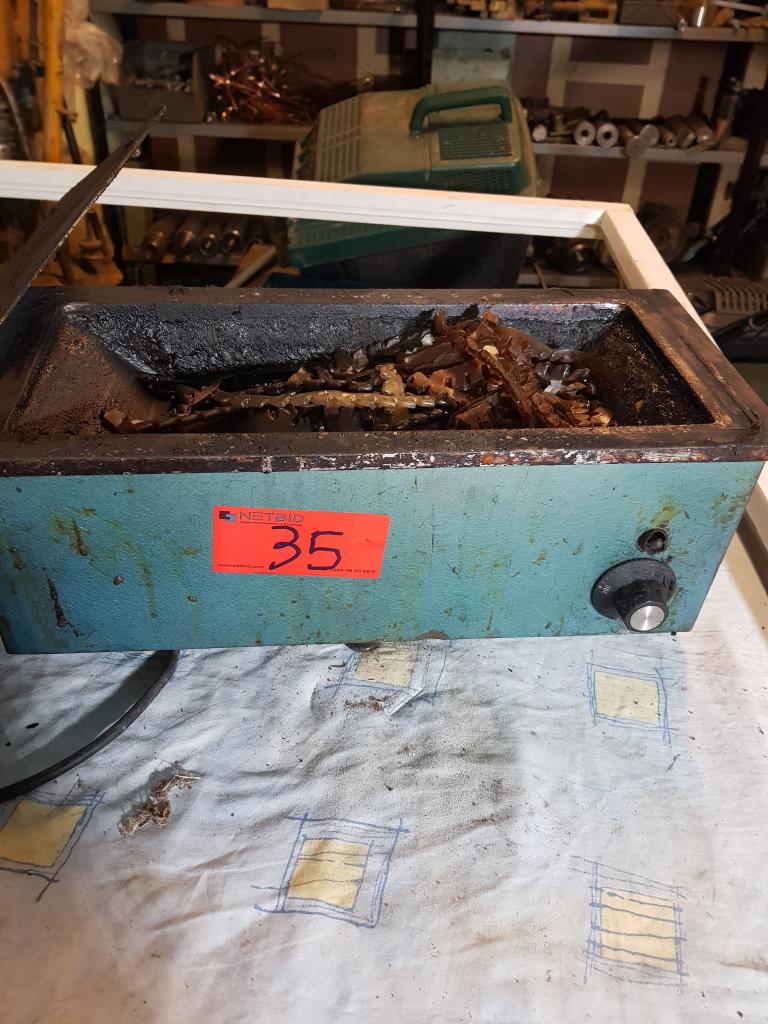 Dobře udržované vybavení dílny, různé brousicí a brusné stroje-1