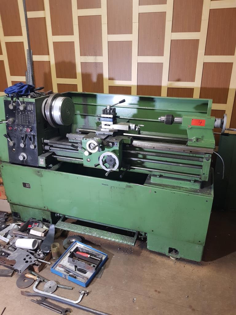 Dobře udržované vybavení dílny, různé brousicí a brusné stroje-1