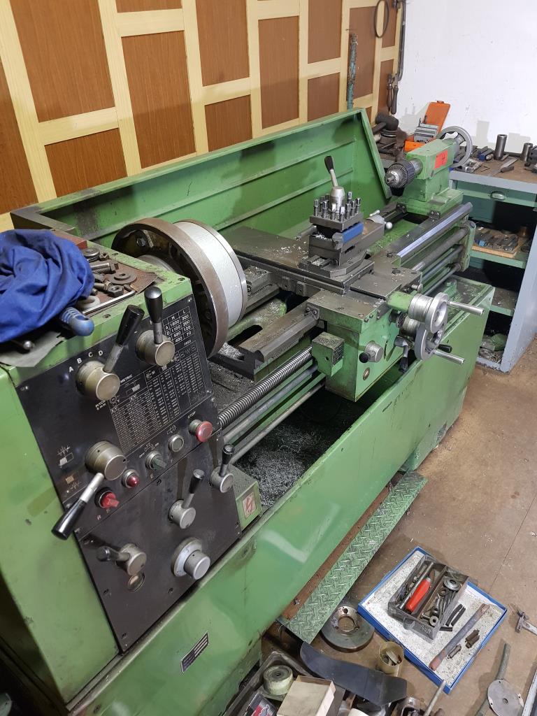 Dobře udržované vybavení dílny, různé brousicí a brusné stroje-2