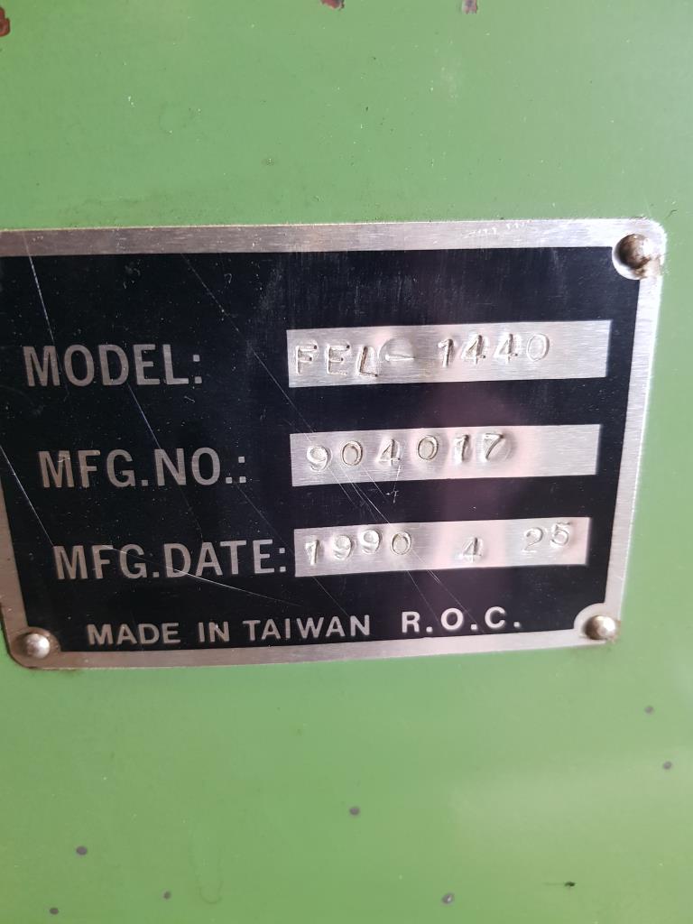 Dobře udržované vybavení dílny, různé brousicí a brusné stroje-3