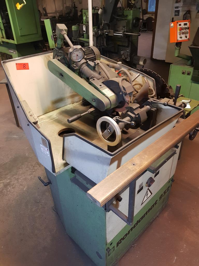 Dobře udržované vybavení dílny, různé brousicí a brusné stroje-1