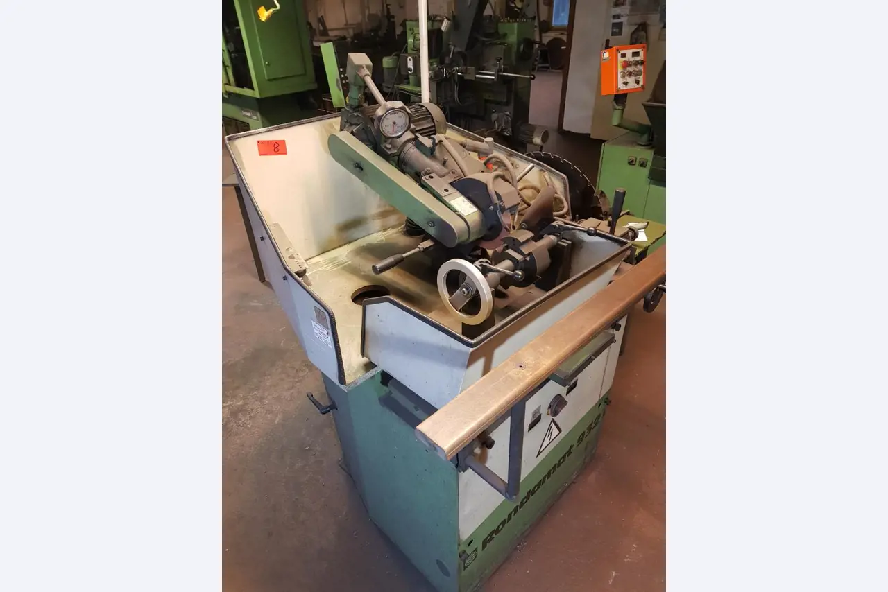 Equipement d'atelier bien entretenu, div. machines à affûter et à meuler-1