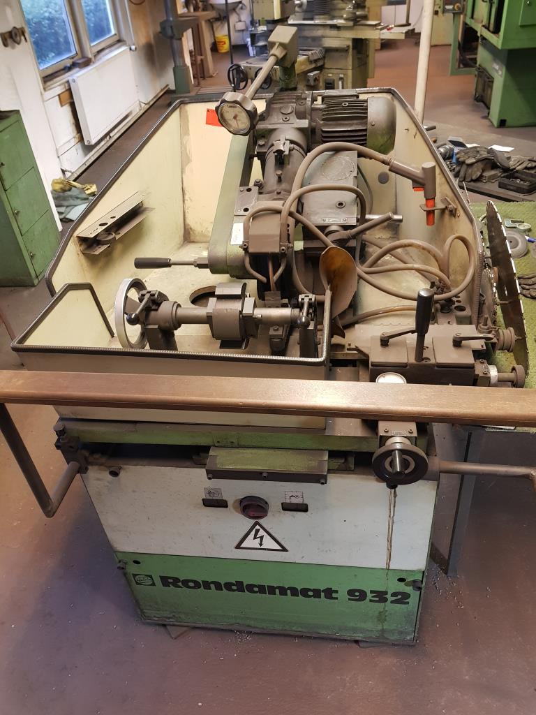 Dobře udržované vybavení dílny, různé brousicí a brusné stroje-3