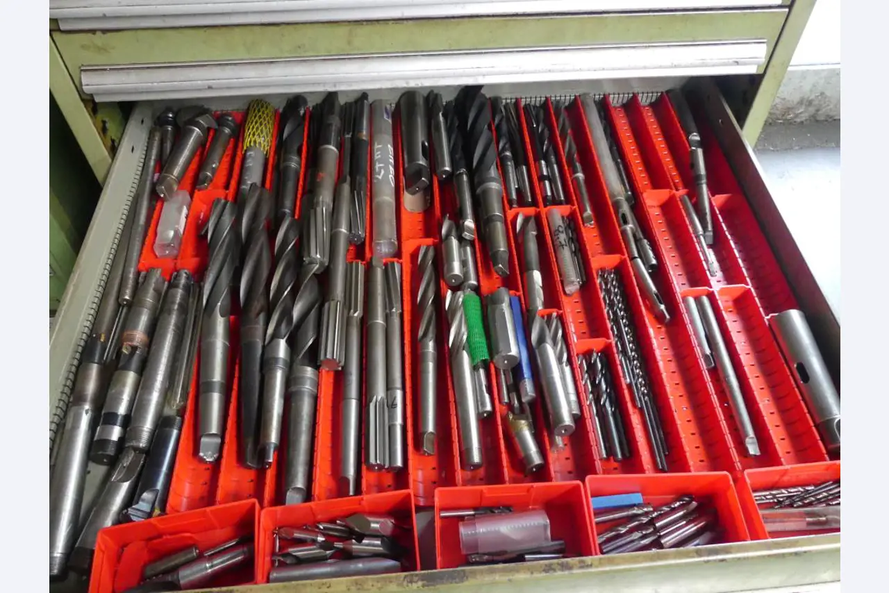 Maszyny i akcesoria oraz narzędzia z sektora inżynierii mechanicznej-11