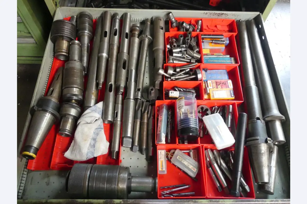 Maszyny i akcesoria oraz narzędzia z sektora inżynierii mechanicznej-12