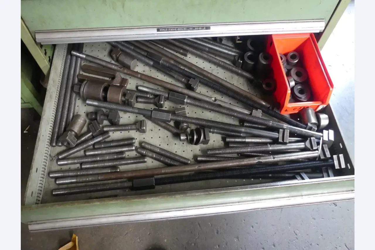 Maszyny i akcesoria oraz narzędzia z sektora inżynierii mechanicznej-13