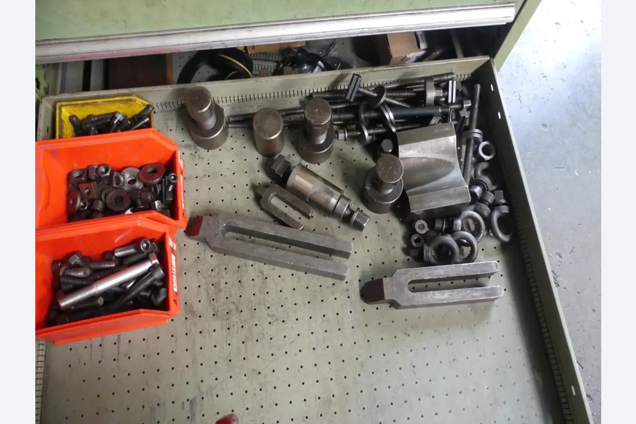 Maszyny i akcesoria oraz narzędzia z sektora inżynierii mechanicznej-14