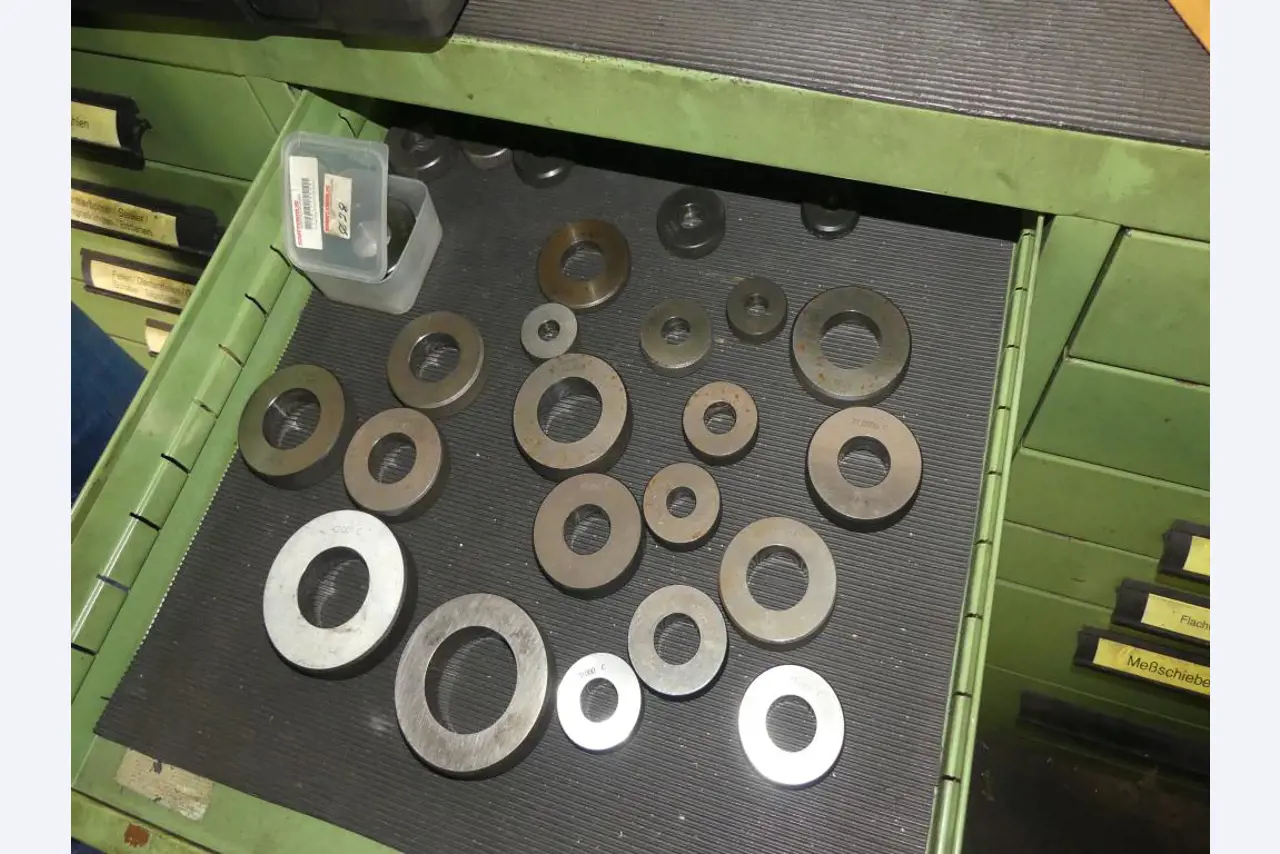 Maszyny i akcesoria oraz narzędzia z sektora inżynierii mechanicznej-10