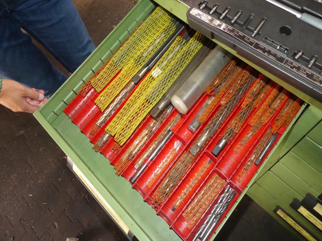 Maszyny i akcesoria oraz narzędzia z sektora inżynierii mechanicznej-16