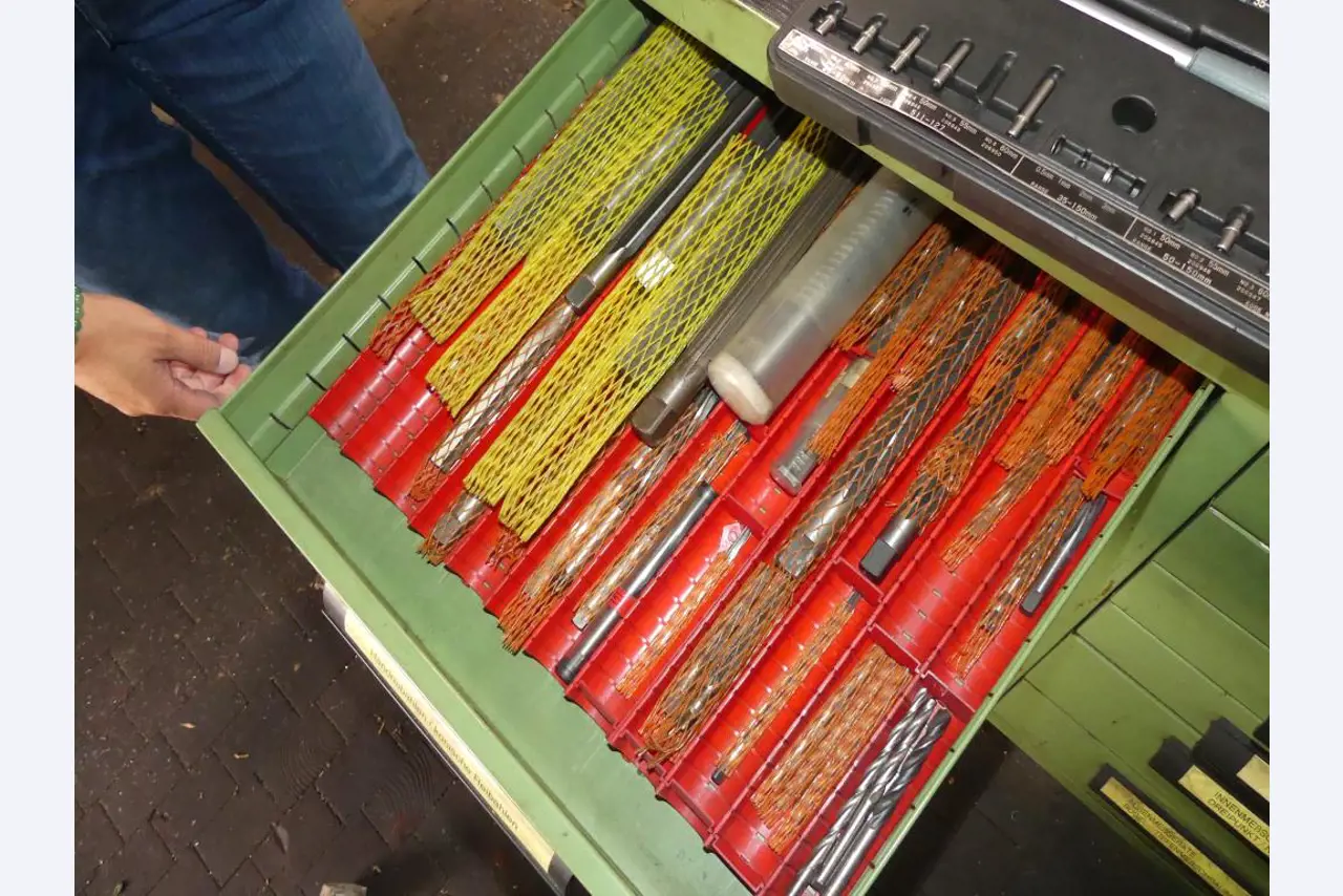 Maszyny i akcesoria oraz narzędzia z sektora inżynierii mechanicznej-16