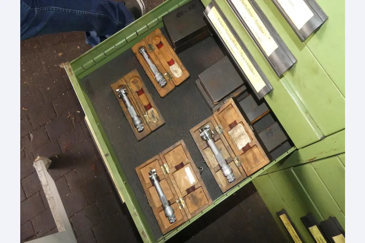 Maszyny i akcesoria oraz narzędzia z sektora inżynierii mechanicznej-17