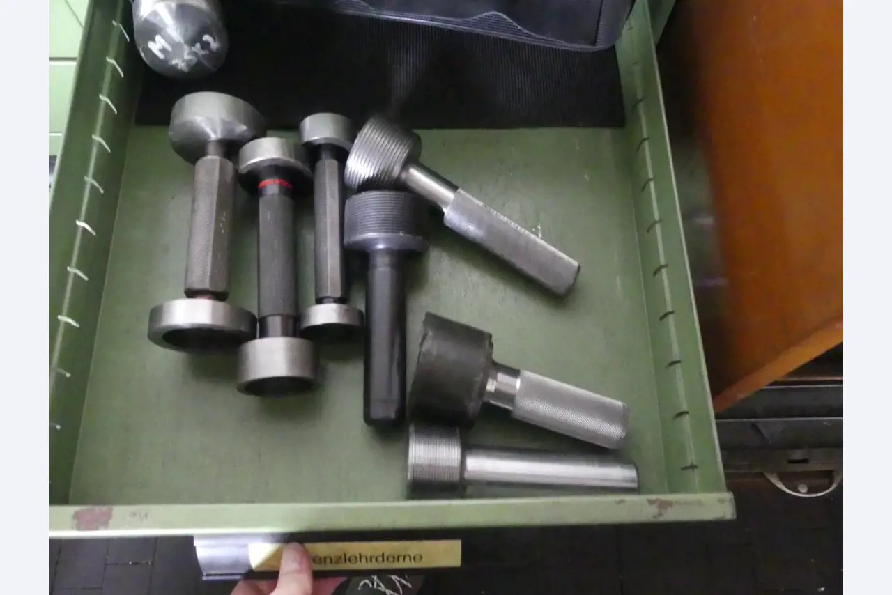 Maszyny i akcesoria oraz narzędzia z sektora inżynierii mechanicznej-3