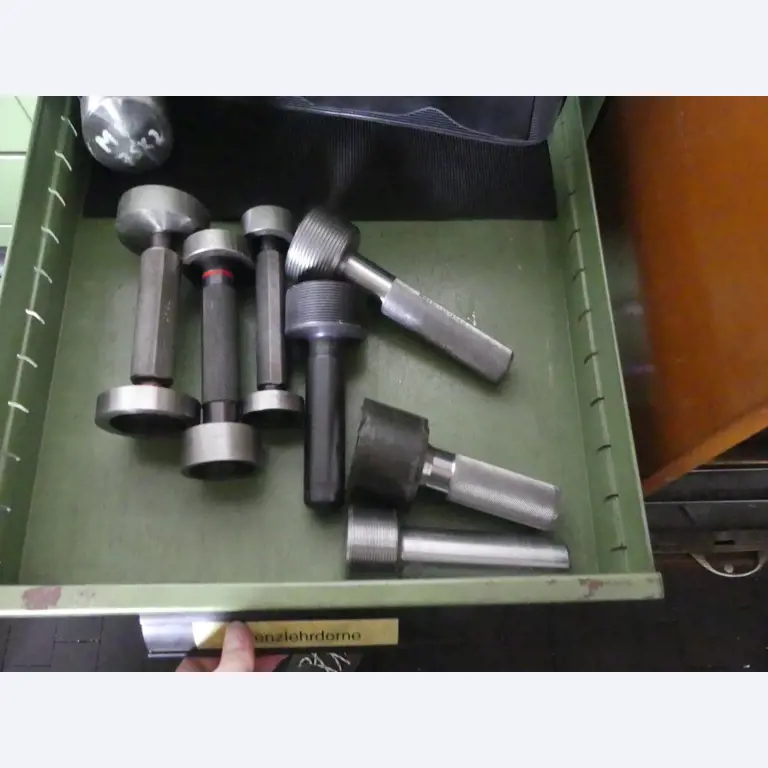 Maszyny i akcesoria oraz narzędzia z sektora inżynierii mechanicznej-3