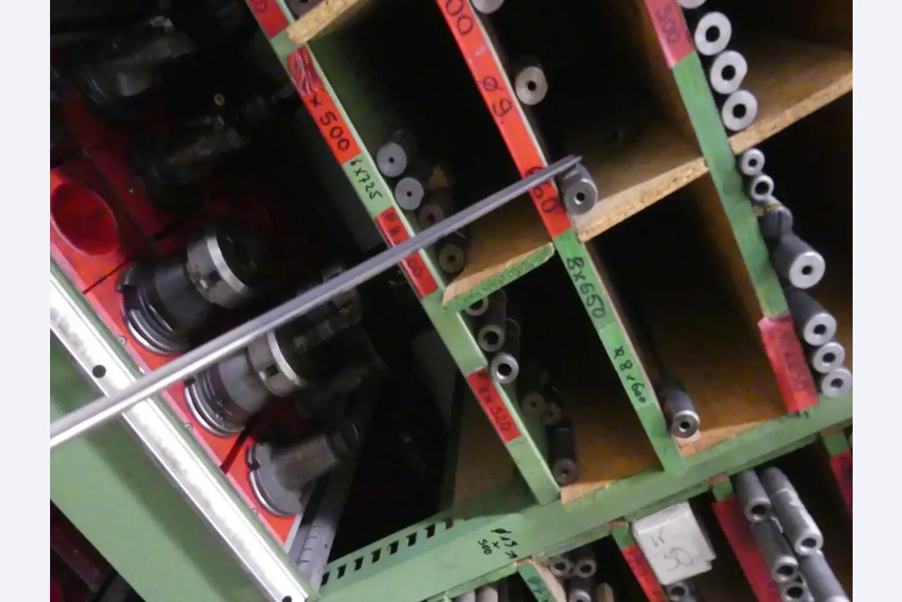 Stroji in dodatki ter orodja s področja strojništva-16