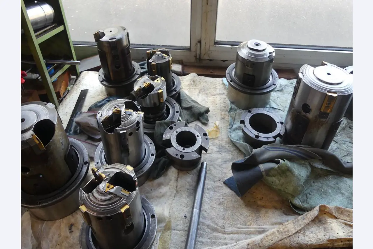 Maszyny i akcesoria oraz narzędzia z sektora inżynierii mechanicznej-16