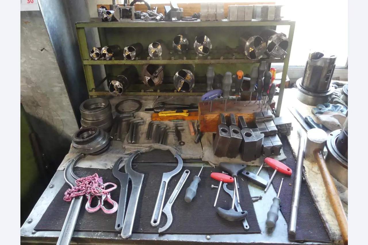 Maszyny i akcesoria oraz narzędzia z sektora inżynierii mechanicznej-17