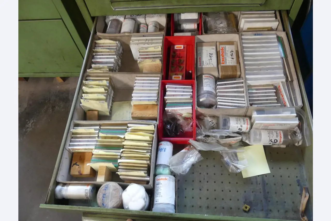 Maszyny i akcesoria oraz narzędzia z sektora inżynierii mechanicznej-21