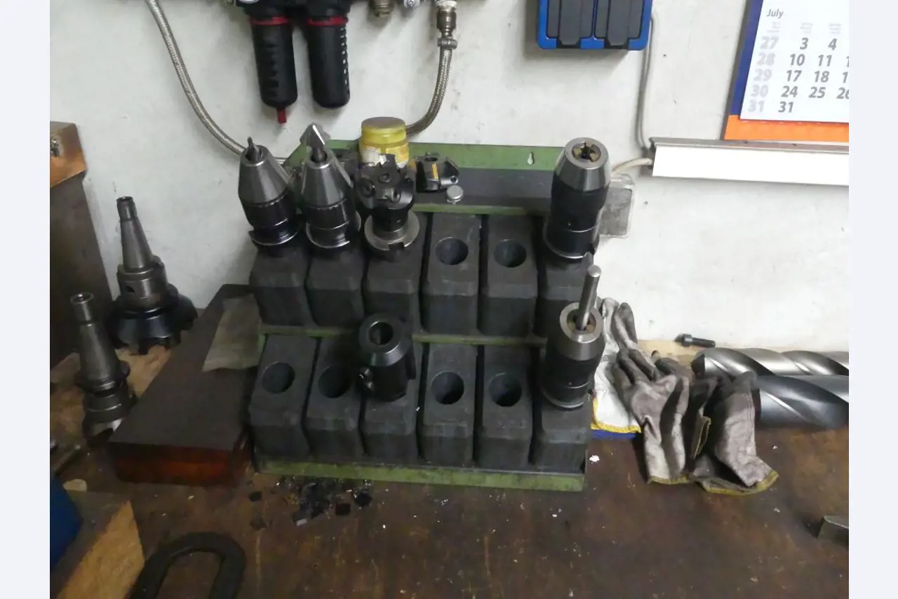 Maszyny i akcesoria oraz narzędzia z sektora inżynierii mechanicznej-12