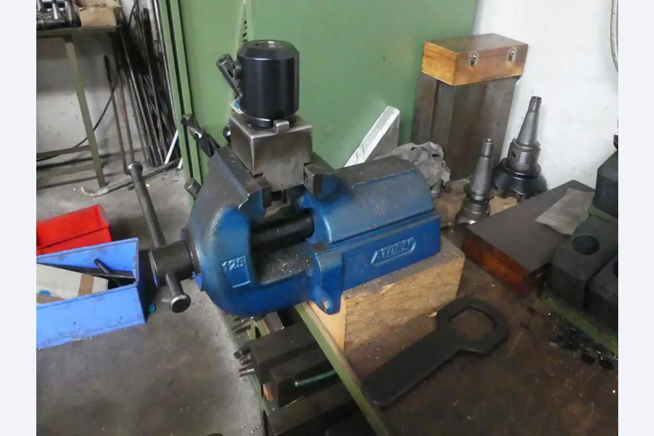 Maszyny i akcesoria oraz narzędzia z sektora inżynierii mechanicznej-13