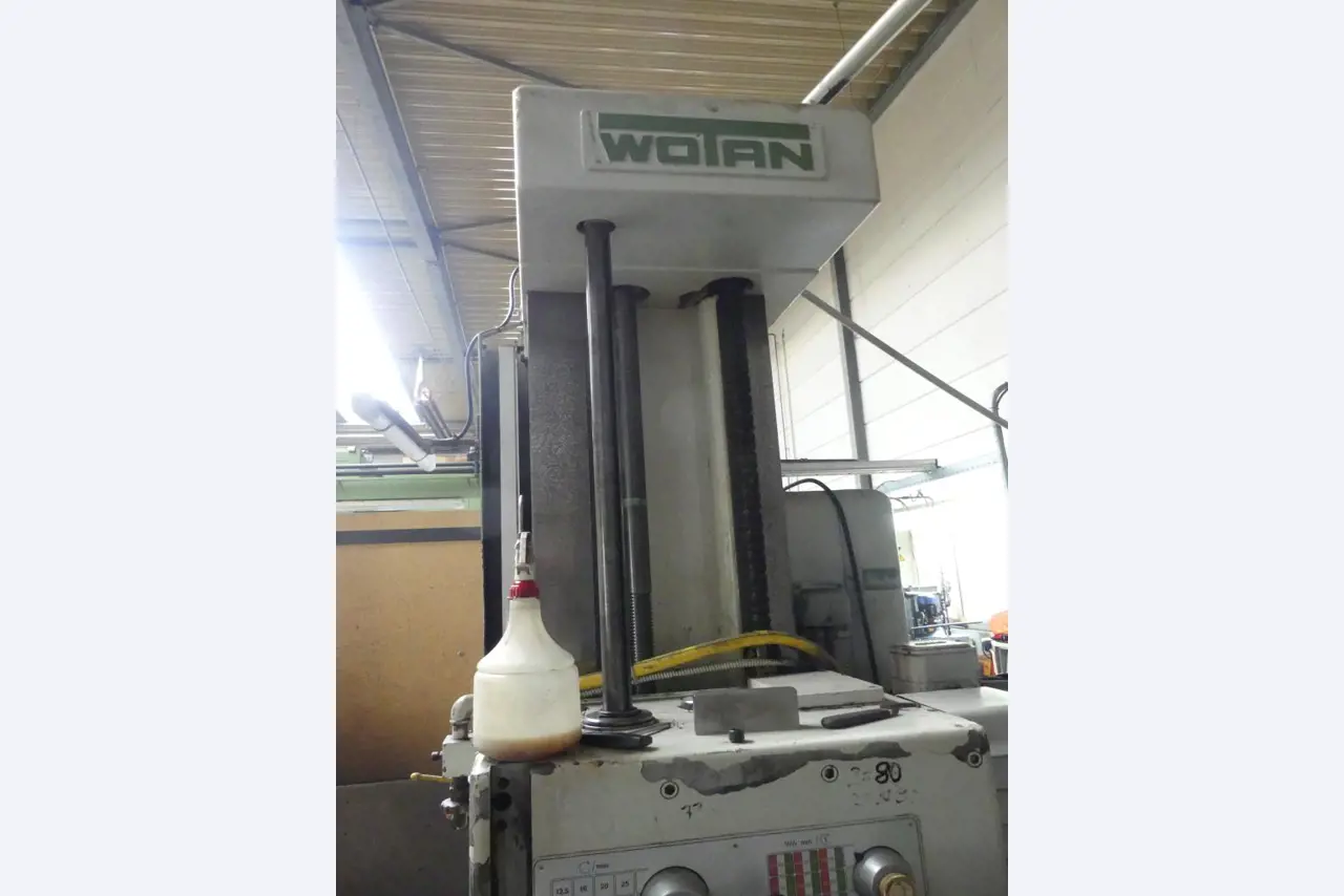 Maszyny i akcesoria oraz narzędzia z sektora inżynierii mechanicznej-6