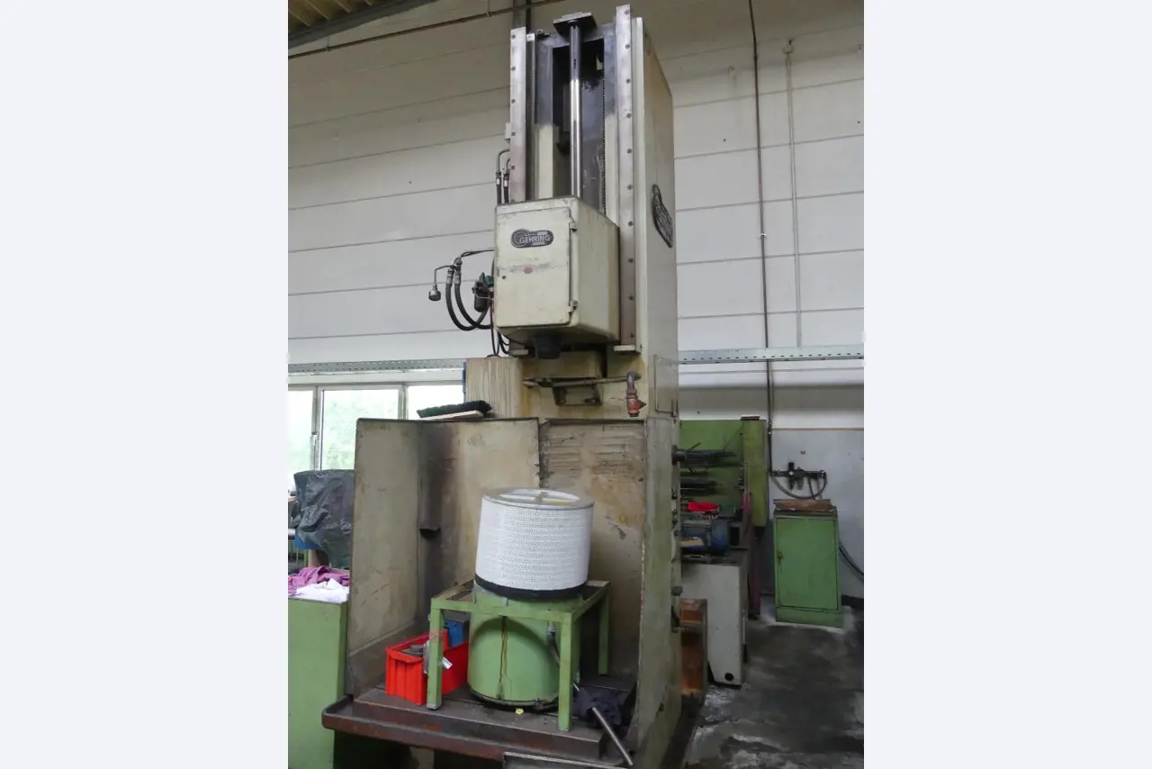 Machines et accessoires & outils de la construction mécanique-1