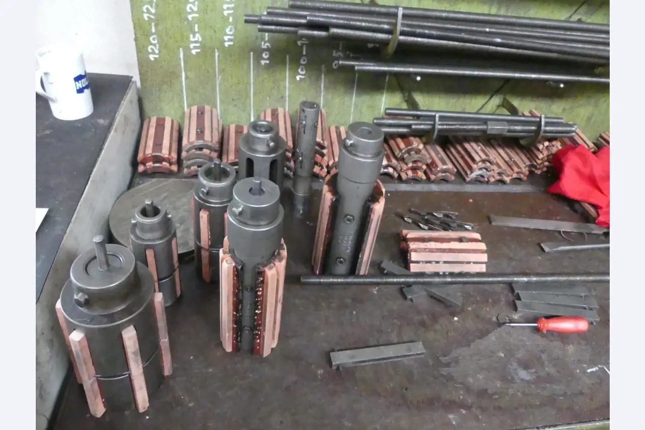 Maszyny i akcesoria oraz narzędzia z sektora inżynierii mechanicznej-14