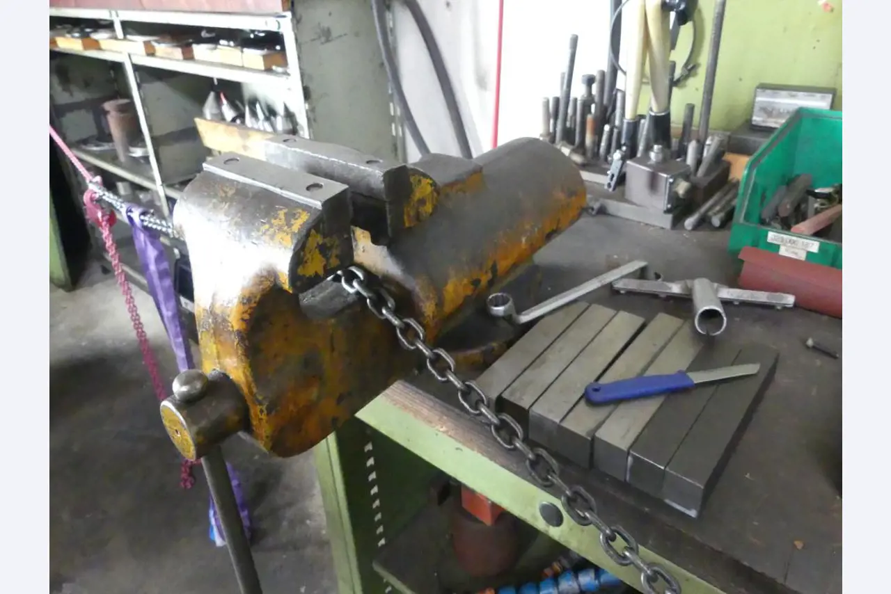 Maszyny i akcesoria oraz narzędzia z sektora inżynierii mechanicznej-13