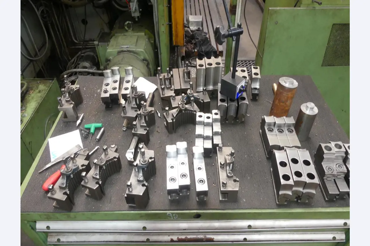 Máquinas e acessórios e ferramentas do sector da construção mecânica-12