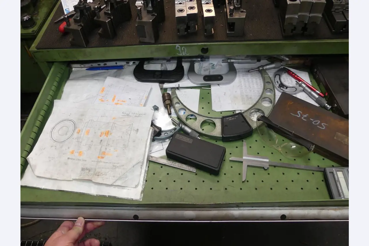 Máquinas e acessórios e ferramentas do sector da construção mecânica-13