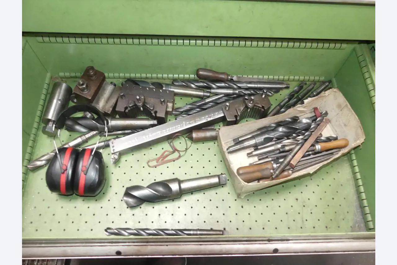 Máquinas e acessórios e ferramentas do sector da construção mecânica-16