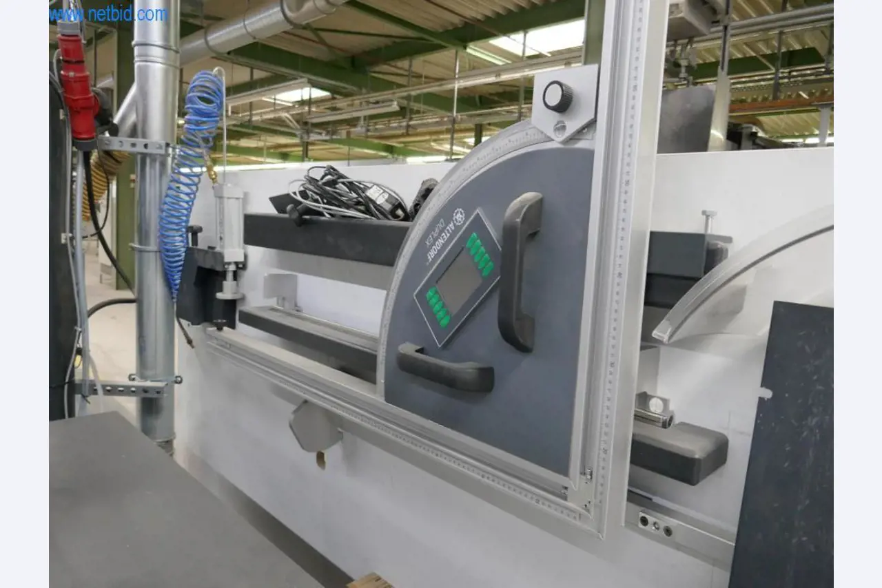 Stroje na výrobu obývacího nábytku-6