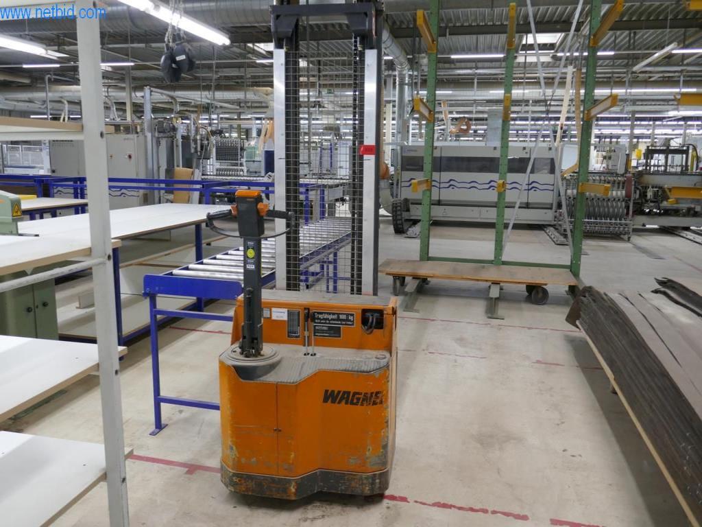 Machines pour la fabrication de meubles d'intérieur-1